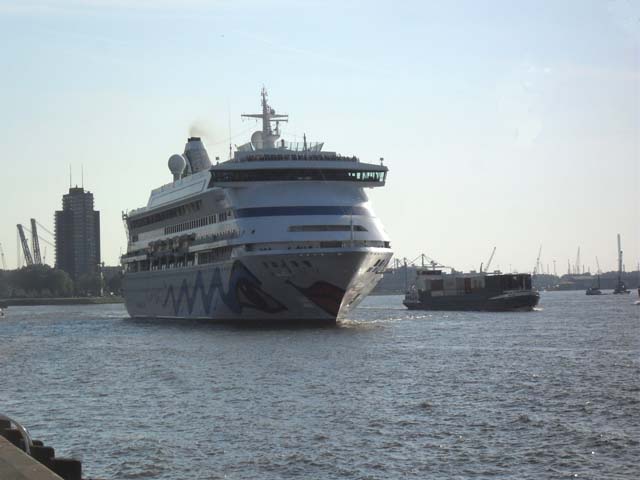 Cruiseschip ms AIDAaura aan de Cruise Terminal Rotterdam